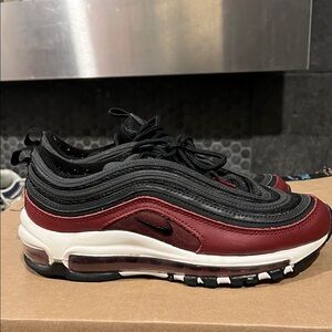 Nike Men's Black and Red Sneakers